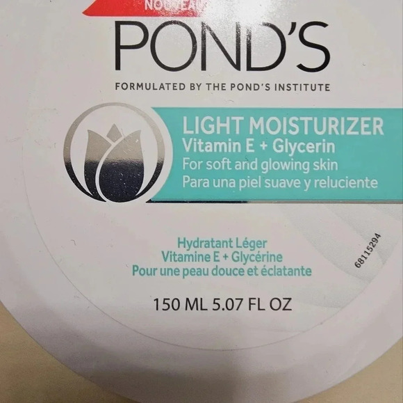 Pond's Light  Moisturizer Vitamin E Glicerin - Picture 2 of 3